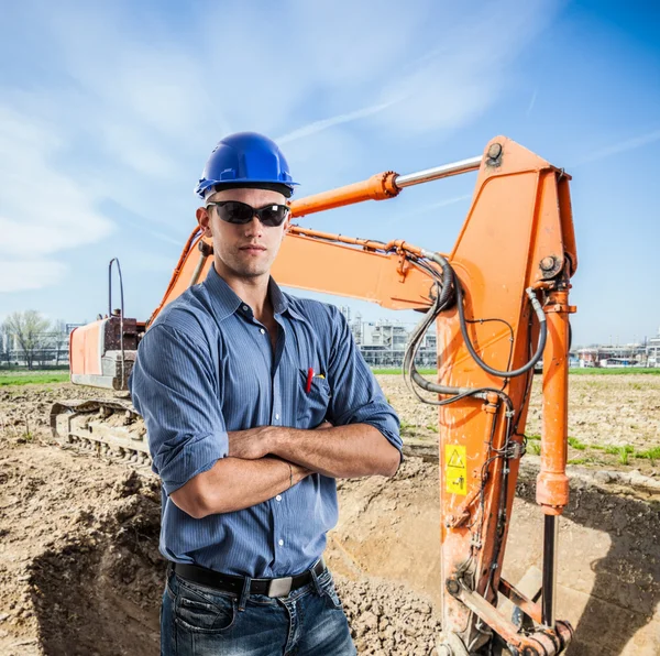 Man aan het werk in een bouwplaats — Stockfoto