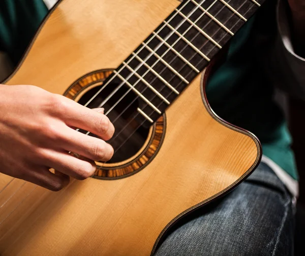 Człowiek gra na gitarze — Zdjęcie stockowe