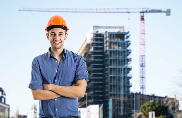 Trabajador frente a una obra de construcción — Foto de Stock