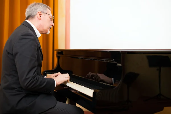 Musiker spielt Klavier — Stockfoto