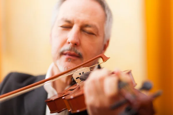 Man zijn viool spelen — Stockfoto