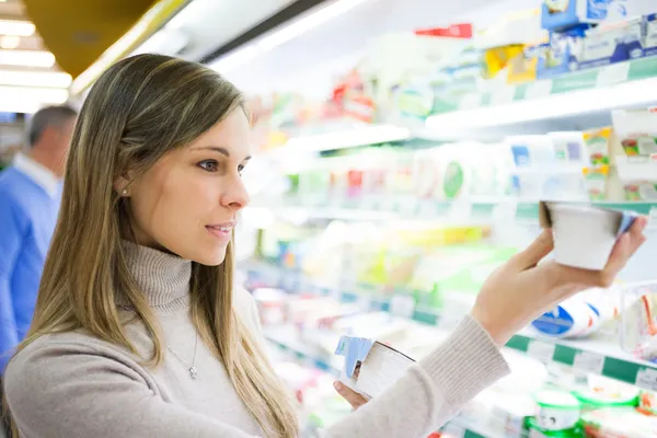 Frau kauft im Supermarkt ein — Stockfoto