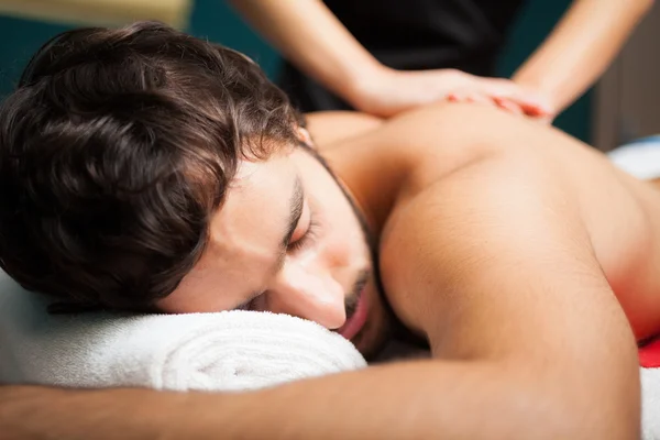 Homem fazendo uma massagem — Fotografia de Stock