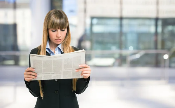 Business woman reading a newspaper — Stock Photo, Image