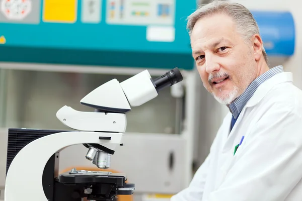 Biólogo maduro usando un microscopio — Foto de Stock