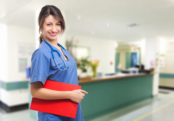 Медсестра в холле клиники — стоковое фото