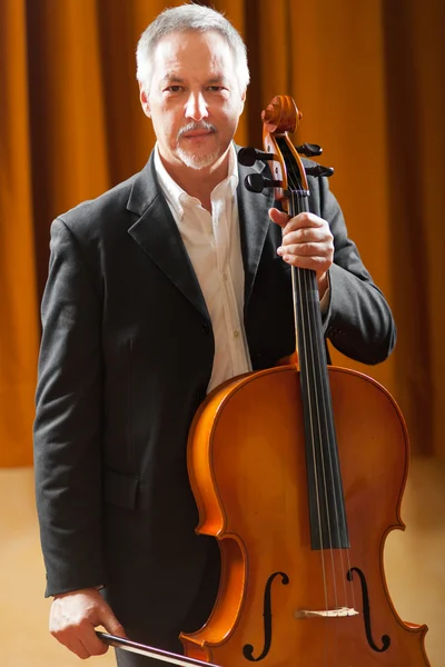 Hombre tocando un violonchelo —  Fotos de Stock