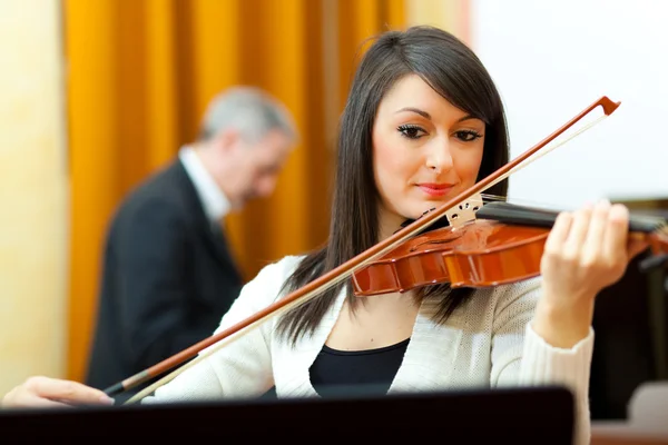 Woman playing her violin — Stock Photo, Image