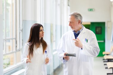 bir hastanede konuşan doktorlar