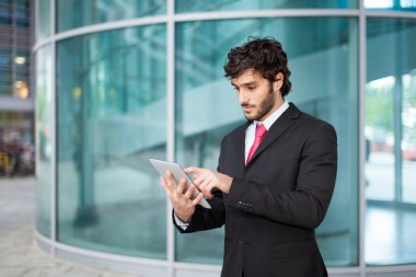 işadamı dijital tablet kullanma