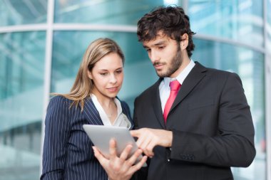 Dijital tablet kullanan işadamları