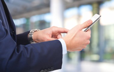 Dijital tablet kullanan bir adam