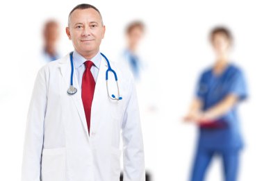 Doktor tıbbi ekibi önünde