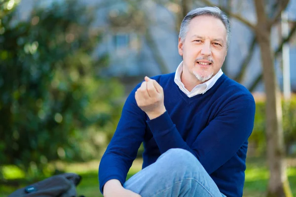 Man relaxing at the park — Stock Photo, Image