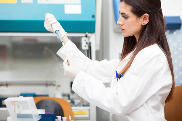 Cientista em um laboratório — Fotografia de Stock