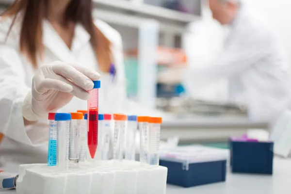 Científico en un laboratorio — Foto de Stock