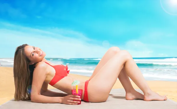 Mulher tomando sol em uma praia — Fotografia de Stock