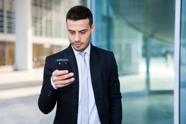 Affärsman med hjälp av en smartphone — Stockfoto