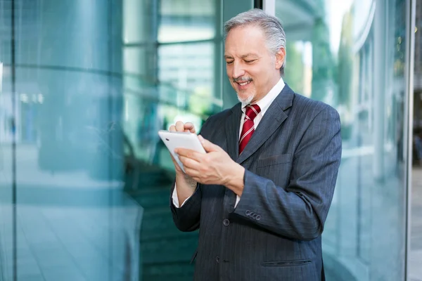 Zakenman met behulp van een tablet — Stockfoto