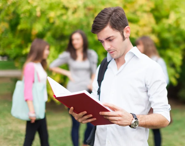 Studerande läser en bok — Stockfoto