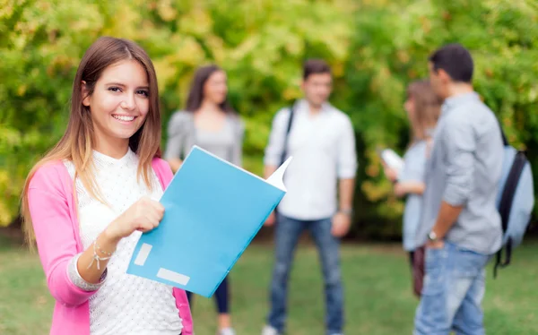 Student czyta książkę. — Zdjęcie stockowe