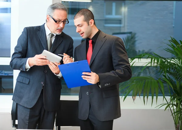 Geschäftsleute bei der Arbeit — Stockfoto