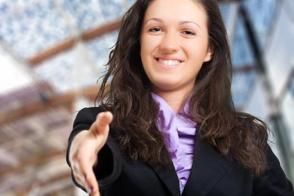 Geschäftsfrau gibt ihre Hand — Stockfoto