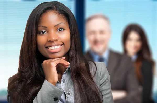 Mulher de negócios na frente de sua equipe — Fotografia de Stock