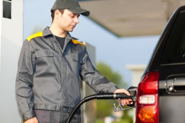 benzin istasyonu görevlisi iş yerinde