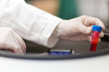 bir test tüpünde holding araştırmacı