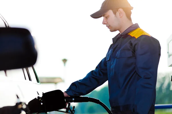 Asistente de gasolinera en el trabajo — Foto de Stock