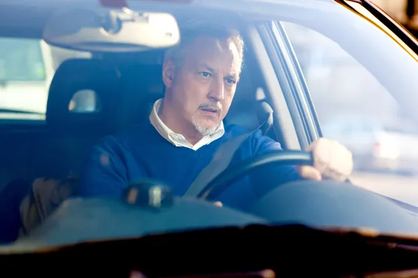 Homem entediado dirigindo seu carro — Fotografia de Stock