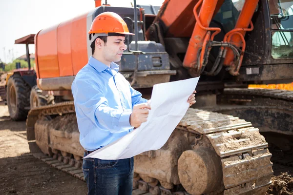 Hombre trabajando en una obra de construcción — Foto de Stock