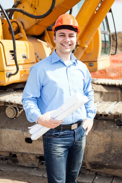 Hombre trabajando en una obra de construcción — Foto de Stock