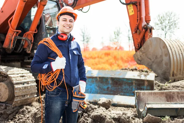 Homem trabalhando em um canteiro de obras — Fotografia de Stock