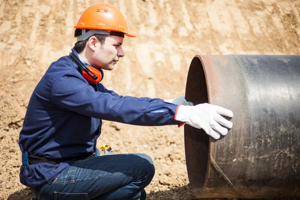 Man aan het werk in een bouwplaats — Stockfoto