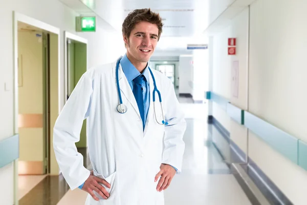 Knappe jonge dokter — Stockfoto