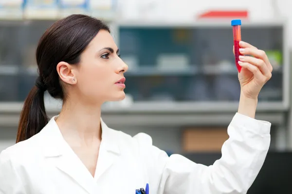 Mujer investigadora haciendo un análisis de sangre — Foto de Stock