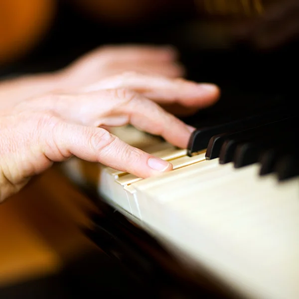 Musicista che suona una tastiera di pianoforte — Foto Stock