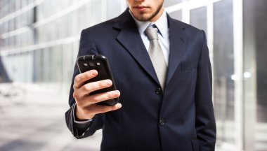 bir smartphone kullanarak iş adamı