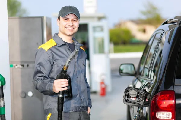 Assistente de posto de gasolina no trabalho — Fotografia de Stock