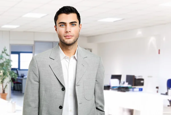 Empresário em seu escritório — Fotografia de Stock