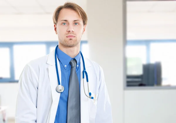 Guapo joven doctor — Foto de Stock