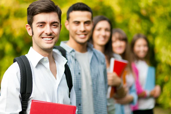 Šťastný studenti venkovní — Stock fotografie