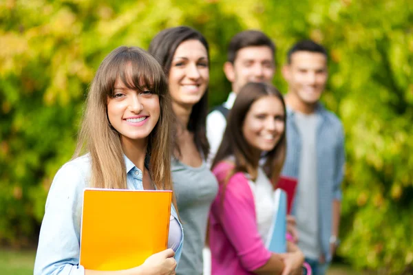 Studenti in un parco — Foto Stock