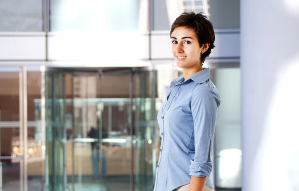 Businesswoman in a modern urban setting — Stock Photo, Image