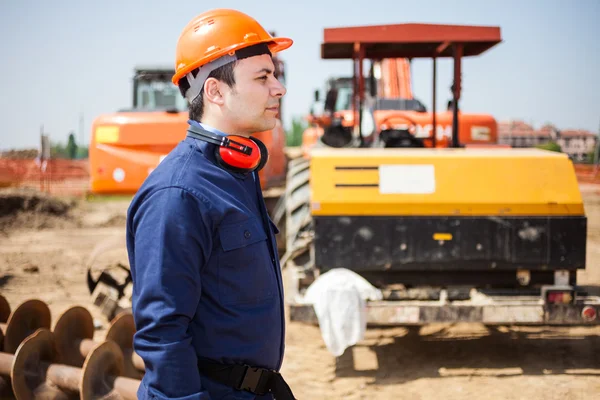 Trabajador en una obra de construcción — Foto de Stock