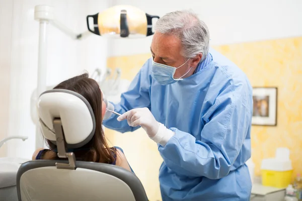 Dentista en el trabajo —  Fotos de Stock