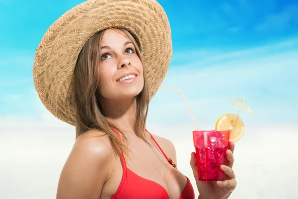 Mulher tomando sol em uma praia — Fotografia de Stock