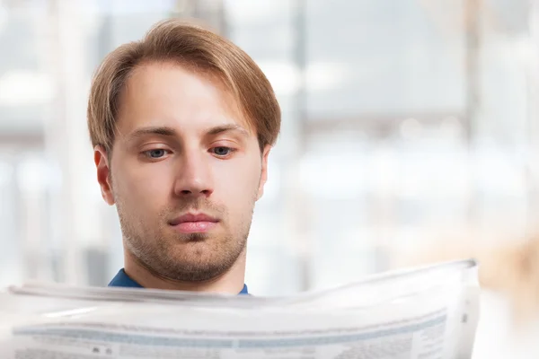 Muž čte noviny — Stock fotografie